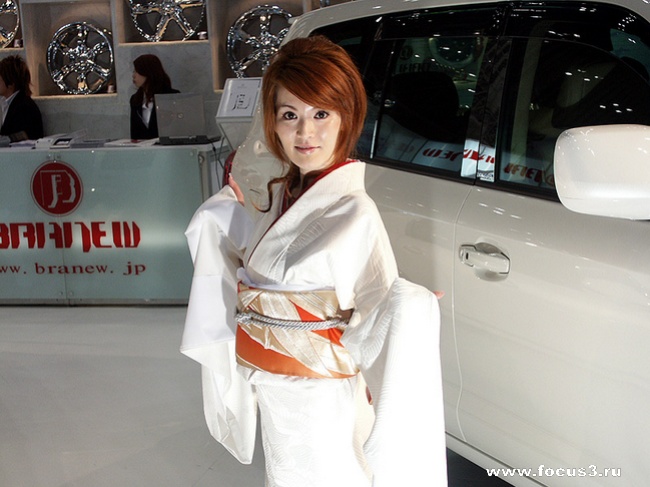 Девушки с автосалона в Токио (30 фото)