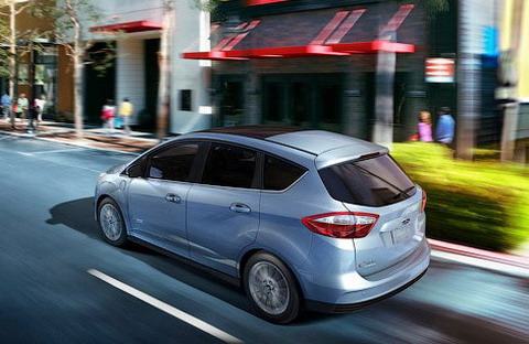 Ford представил новые гибридные версии C-MAX