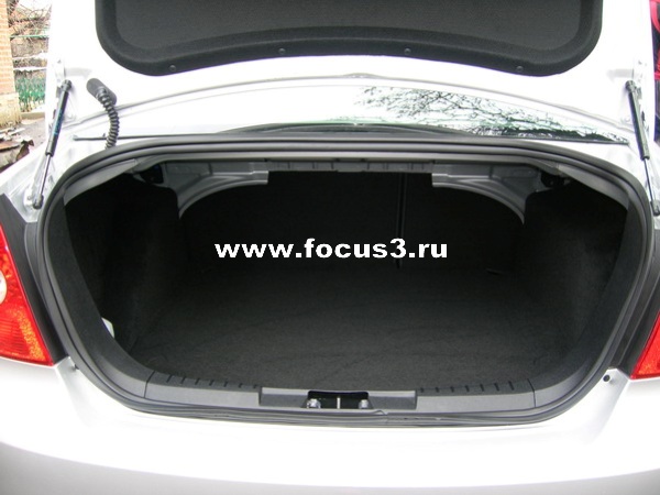 Cедан Ford Focus, цвет - Moondust silver metallic