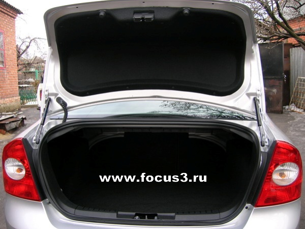 Cедан Ford Focus, цвет - Moondust silver metallic