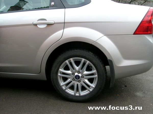 Cедан Ford Focus, цвет - Moondust silver metallic