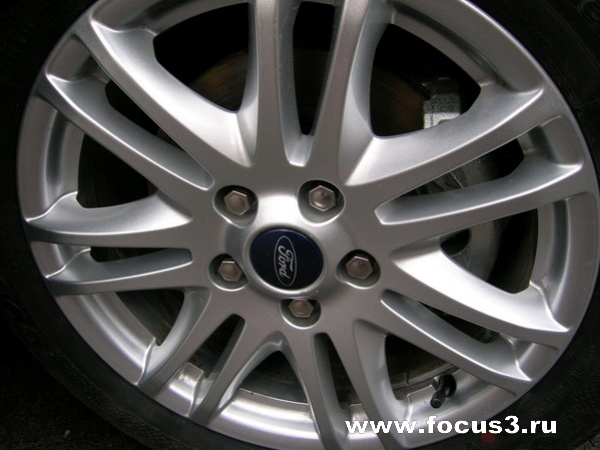 Cедан Ford Focus, цвет - Moondust silver metallic