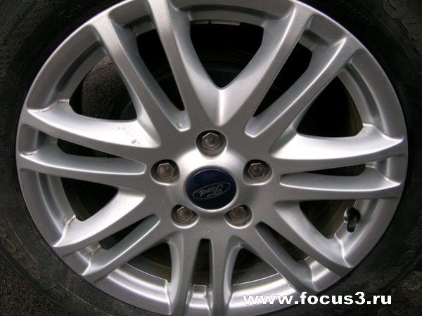 Cедан Ford Focus, цвет - Moondust silver metallic