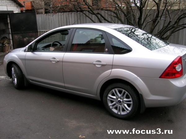 Cедан Ford Focus, цвет - Moondust silver metallic