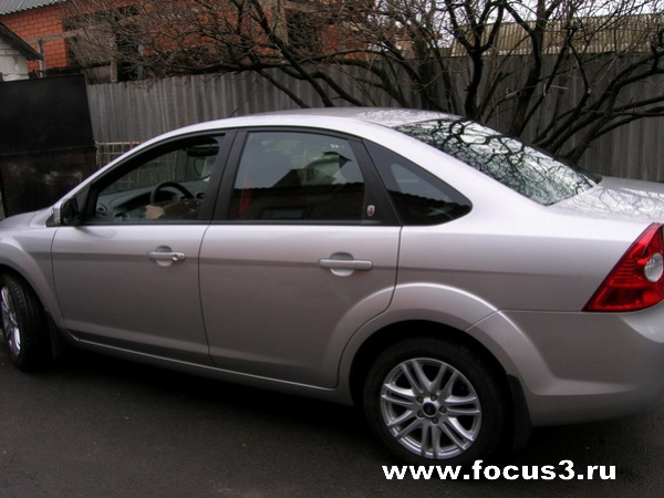 Cедан Ford Focus, цвет - Moondust silver metallic