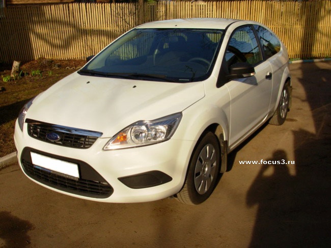 Белоснежный Ford Focus Ambiente
