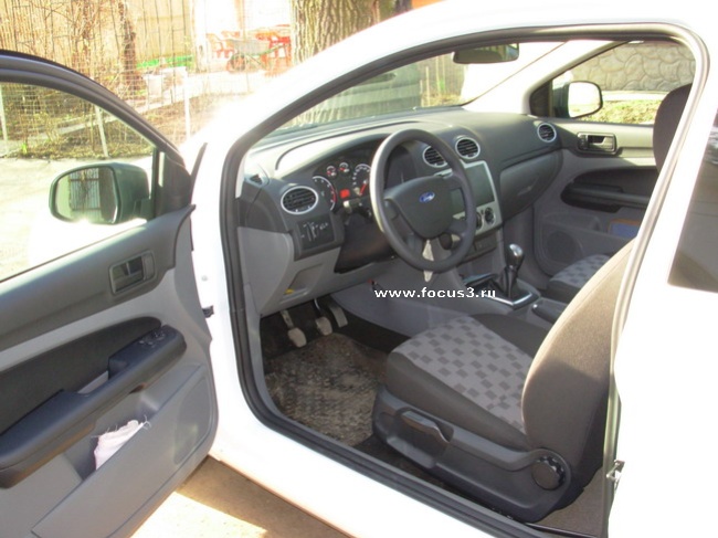 Белоснежный Ford Focus Ambiente
