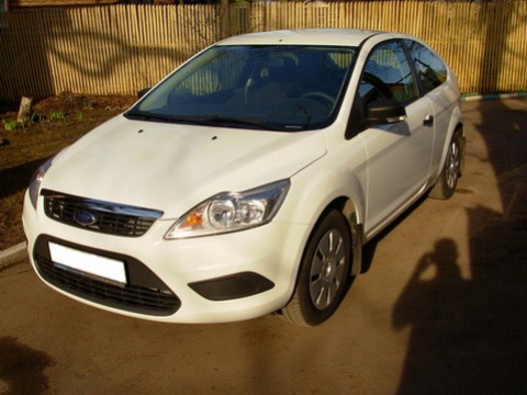 Белоснежный Ford Focus Ambiente