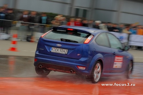 Focus ST: Из автосалона на трассу...