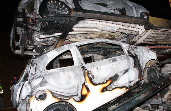 Грузовик перевозивший Ford Ka сгорел дотла
