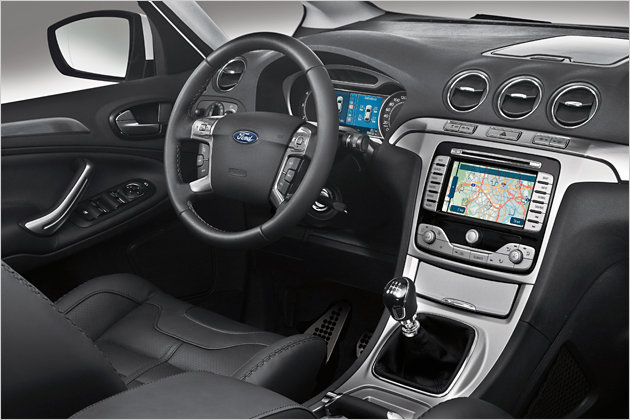 С Ford C-MAX "Белая магия" клиент экономит 2445 евро