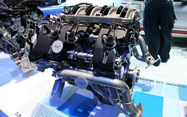 Ford Mustang GT 2011 повернули на 90 градусов