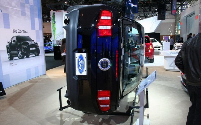 Ford Mustang GT 2011 повернули на 90 градусов
