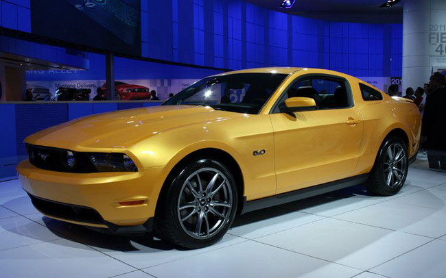 Золотой Ford Mustang GT