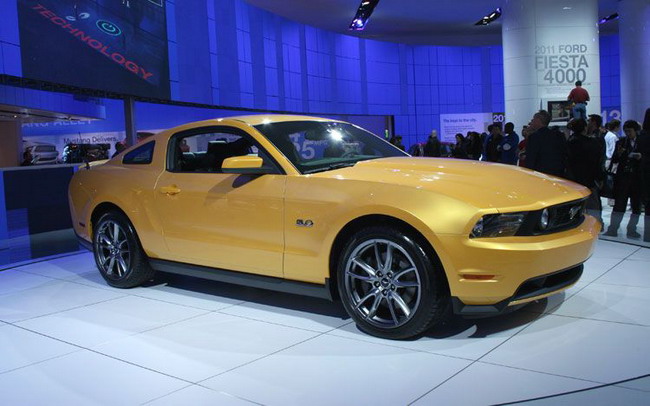 Золотой Ford Mustang GT