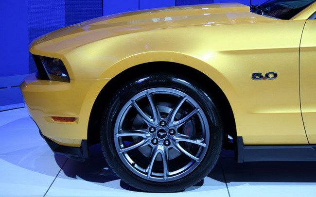 Золотой Ford Mustang GT