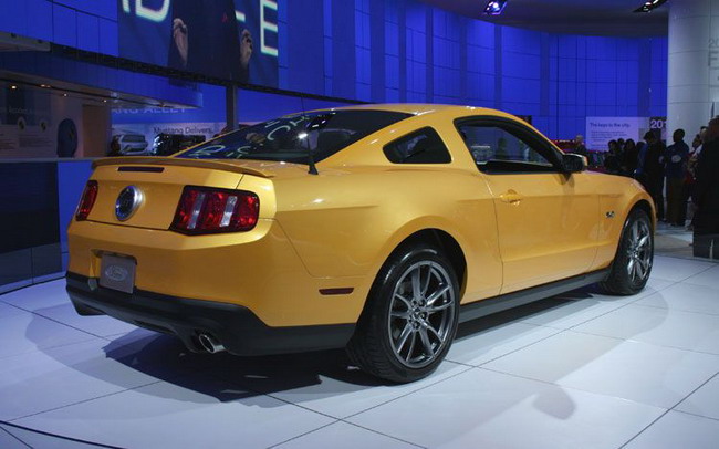 Золотой Ford Mustang GT