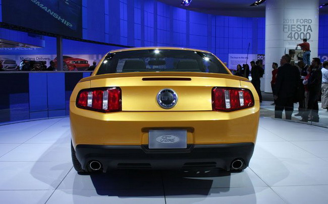 Золотой Ford Mustang GT
