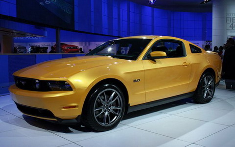 Золотой Ford Mustang GT
