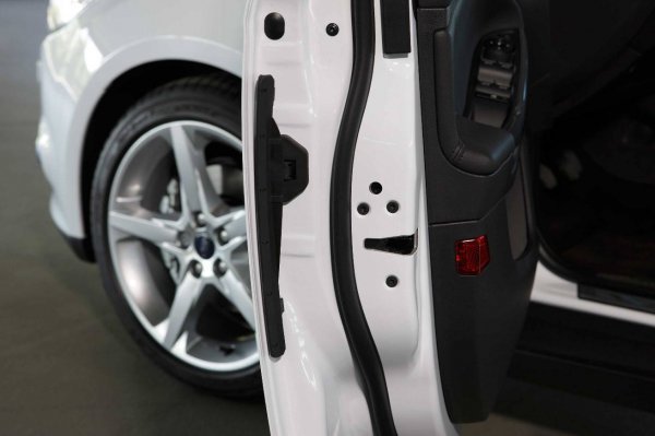 Ford защитит двери от царапин