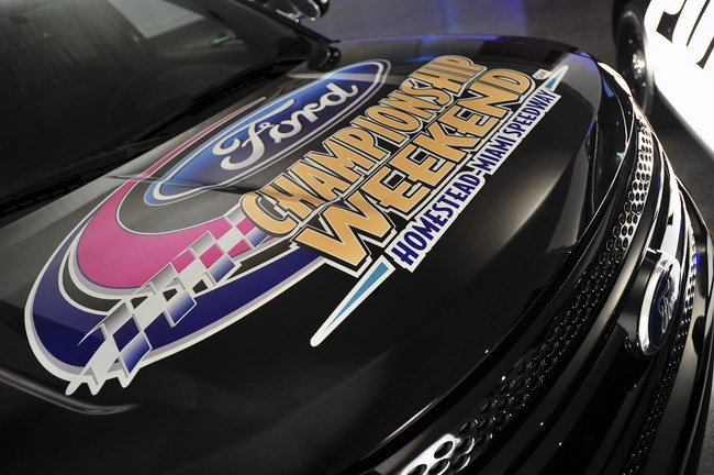Полицейские перехватчики Ford примут участие в гонках NASCAR