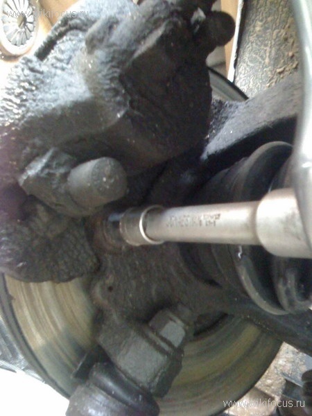Тормозная ступица ford mondeo 3. Focus 2 суппорт. Форд фокус 2 направляющие суппорта переднего. Как снять суппорт фокус 2. Болт кулака форд фокус 2.