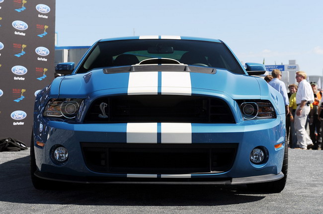 Cobra Shelby GT500 дебютирует в память о Кэрролле Шелби