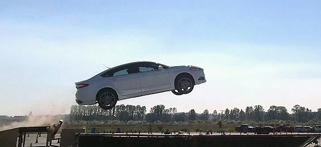 Ford Fusion совершил прыжок в кучу картонных коробок