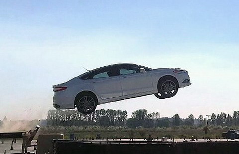 Ford Fusion совершил прыжок в кучу картонных коробок