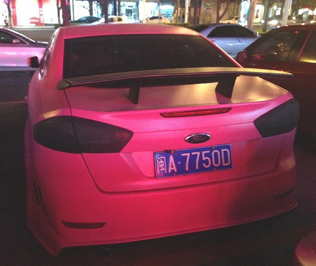 Розовый Ford Mondeo имеет большой успех в Китае
