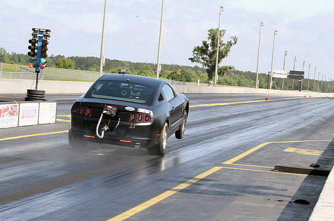Ford Mustang Cobra Jet 2014 проходит испытания на полосе торможения