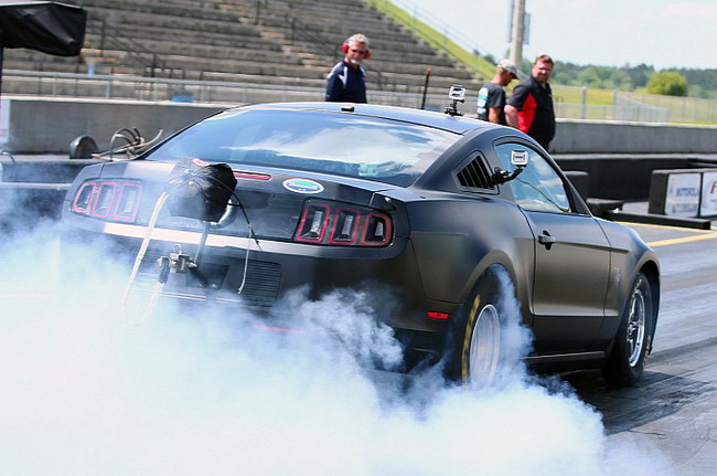 Ford Mustang Cobra Jet 2014 проходит испытания на полосе торможения