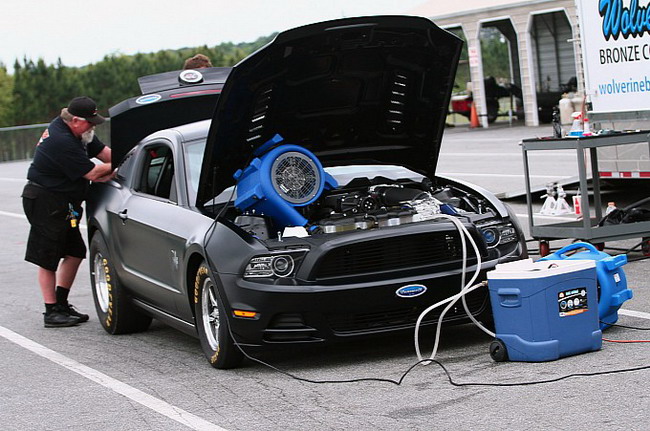 Ford Mustang Cobra Jet 2014 проходит испытания на полосе торможения