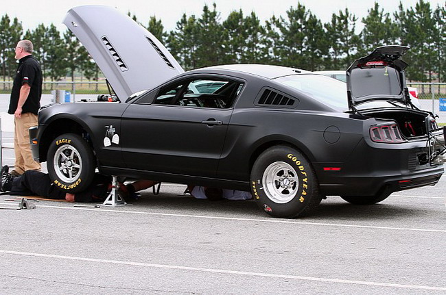 Ford Mustang Cobra Jet 2014 проходит испытания на полосе торможения