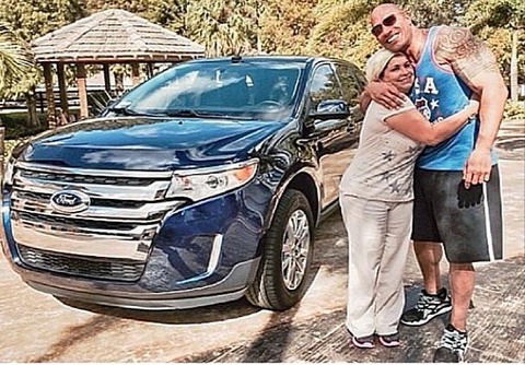 Дуэйн Джонсон купил свой экономке совершенно новый Ford Edge